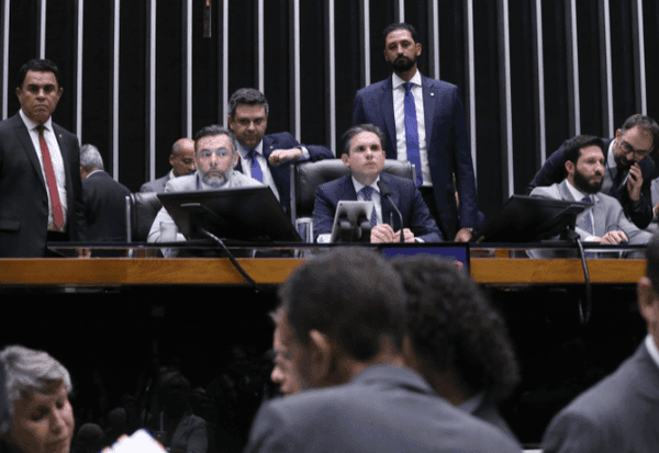 Imagem da notícia: Congresso reage a Supremo, diz que não é ‘carimbador’ de decisões e prevê salvar Ramagem