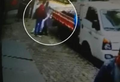 Vídeo: homem é tragado por cratera no meio da rua