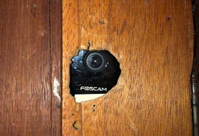 Casal encontra câmera escondida em apartamento alugado pelo Airbnb