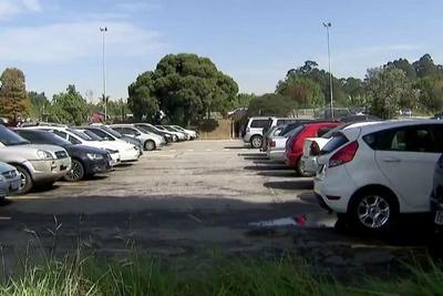 Câmeras flagram furto de rodas no estacionamento da Volkswagen
