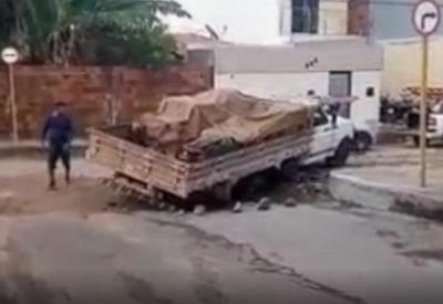 Caminhão é engolido por cratera após temporal em cidade do Ceará