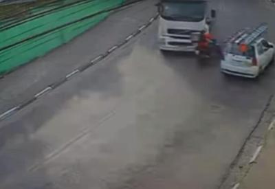 SP: caminhão invade contramão, atropela e mata motoqueiro