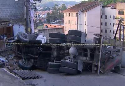 Caminhão betoneira de cinco toneladas destrói casa no ABC Paulista