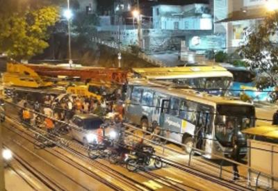 Guindaste perde o freio e atinge ônibus e carros em Niterói (RJ)