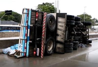 Motorista morre após caminhão que conduzia tombar na Avenida Brasil, no Rio