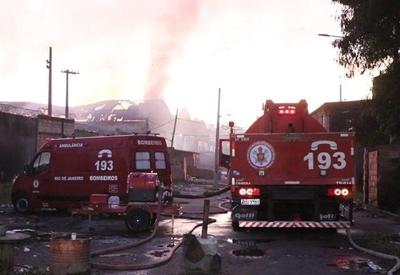 Incêndio destrói 16 casas em comunidade da Zona Norte do Rio