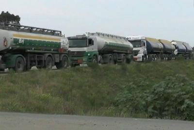 Caminhoneiros bloqueiam estradas no RS em protesto contra aumento dos combustíveis 