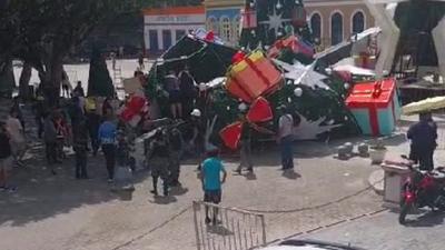 Trabalhador morre após guindaste tombar durante montagem de árvore de Natal em Manaus