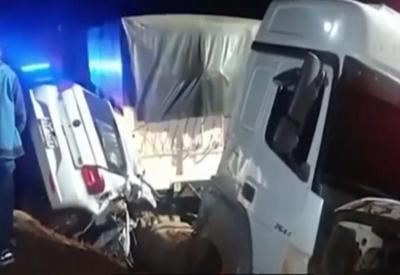 Carreta bate de frente com veículo e deixa cinco mortos no Paraná