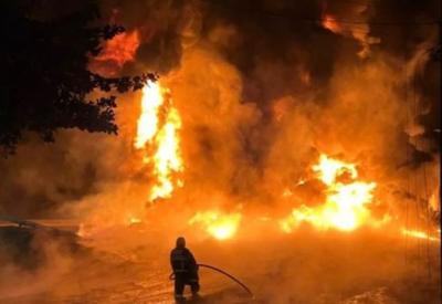 Carreta pega fogo, interdita BR-101 e gera caos no trânsito em Santa Catarina