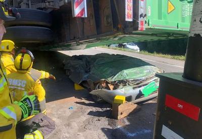Carreta tomba e esmaga carro em Santa Catarina; duas pessoas morreram