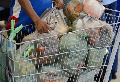 Salário mínimo não paga cesta básica em São Paulo, divulga Procon