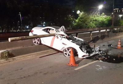 Proteção de avenida atravessa carro após acidente em São Paulo