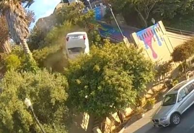 Vídeo: carro bate em mureta de proteção e cai de barranco