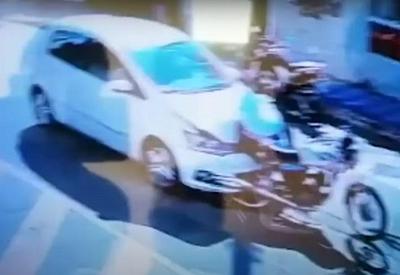 Intolerância no trânsito: motorista arrasta e atropela casal em moto
