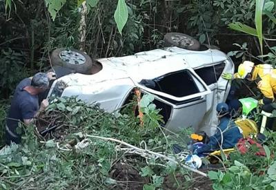 Carro cai de uma altura de 30 metros após acidente em Santa Catarina