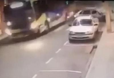 Acidente em cruzamento arremessa vítima para fora do carro
