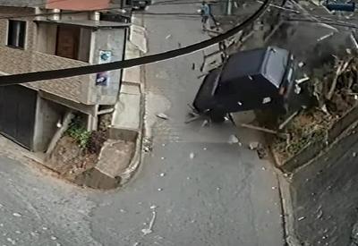 Vídeo: carro despenca de barranco, capota e deixa dois feridos