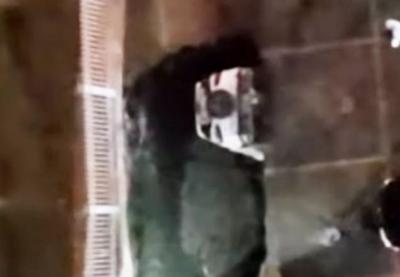 Carro cai em cratera dentro de estacionamento em Goiânia
