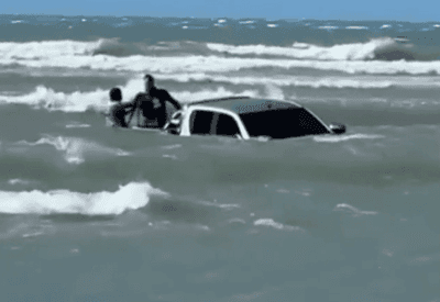 VÍDEO: Caminhonete é arrastada para o mar após atolar na praia de Jericoacoara (CE)
