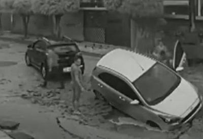 Vídeo: carro cai e fica preso em cratera aberta no asfalto