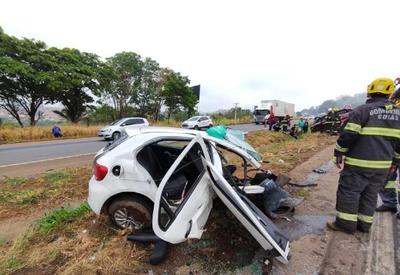 Carro parte ao meio após acidente na BR-153 em Goiás