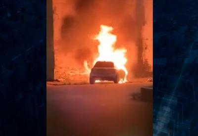 Carro pega fogo ao bater em delegacia em Manaus