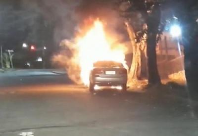 Carro é incendiado por bandidos na zona oeste de SP