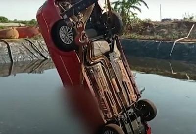 Casal morre após carro cair em lago usado para esgoto de dejetos