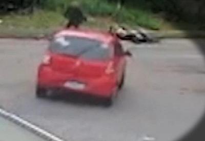 Motorista tenta atropelar motociclista duas vezes em briga de trânsito