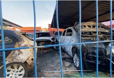 Vídeo: incêndio criminoso destrói 12 carros em loja de São Paulo