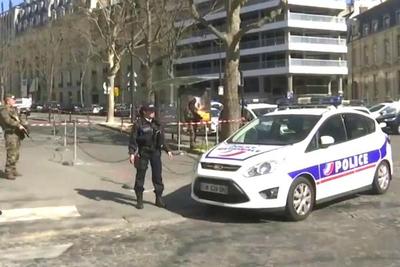 Carta-bomba explode e estudante abre fogo na França