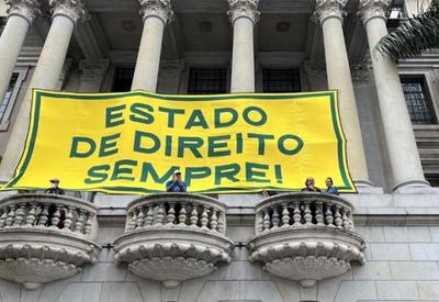 Poder Expresso: país tem atos pela democracia; Bolsonaro ironiza