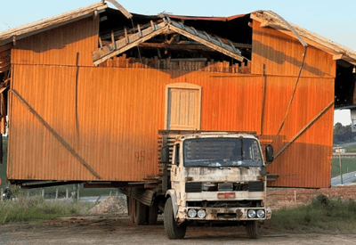 Casa sobre rodas? Caminhão transporta residência inteira e choca moradores em Santa Catarina