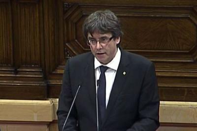 Catalunha declara independência, mas líder pede suspensão do processo para buscar diálogo 