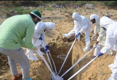 Em colapso, Índia enfrenta superlotação em cemitérios e crematórios