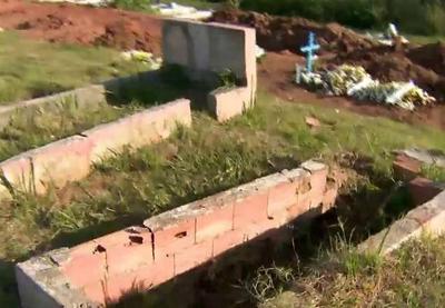 Cemitério realiza enterros coletivos por falta de espaço em Itapevi, SP