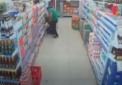 Vídeo: homem agride colega de trabalho em supermercado