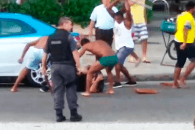 Cenas de selvageria! Torcedor do Peñarol é espancado no meio da rua no RJ