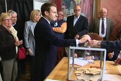 Centro e extrema-direita travam acirrada disputa presidencial na França