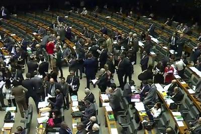 Cerca de 60 parlamentares trocam de legenda durante janela partidária