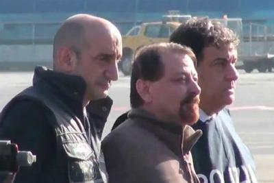 Cesare Battisti desembarca na Itália e é condenado à prisão perpétua 