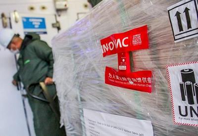 China libera mais 5,6 mil litros de insumos para vacina do Butantan