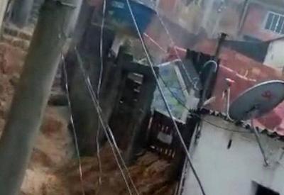 Chuva deixa dois mortos e mais de 150 desalojados em Duque de Caxias