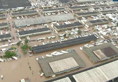 Chuva em São Paulo transborda Rio Tietê e deixa CEAGESP debaixo d`água