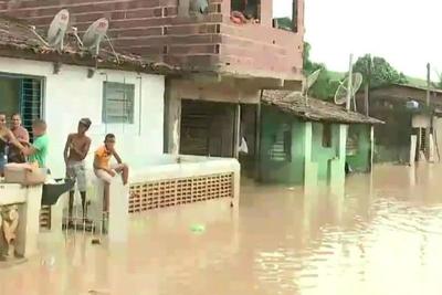 Chuva já provocou três mortes e deixou 40 mil pessoas desalojadas
