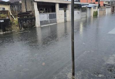 Tempestade causa alagamento e caos na Baixada Santista (SP)