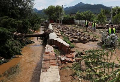 Chuva deixa rastro de destruição em Pequim