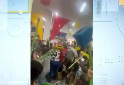 Vídeo: "guerra das vassouras" tem correria e confusão no RJ