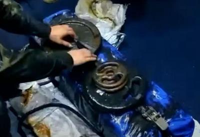 Mergulhadores retiram cocaína de casco de navio em Santos